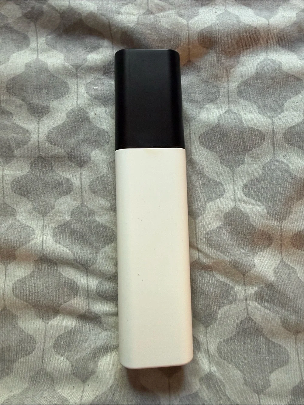 Lolavie Glossing Detangler Spray — Black & White